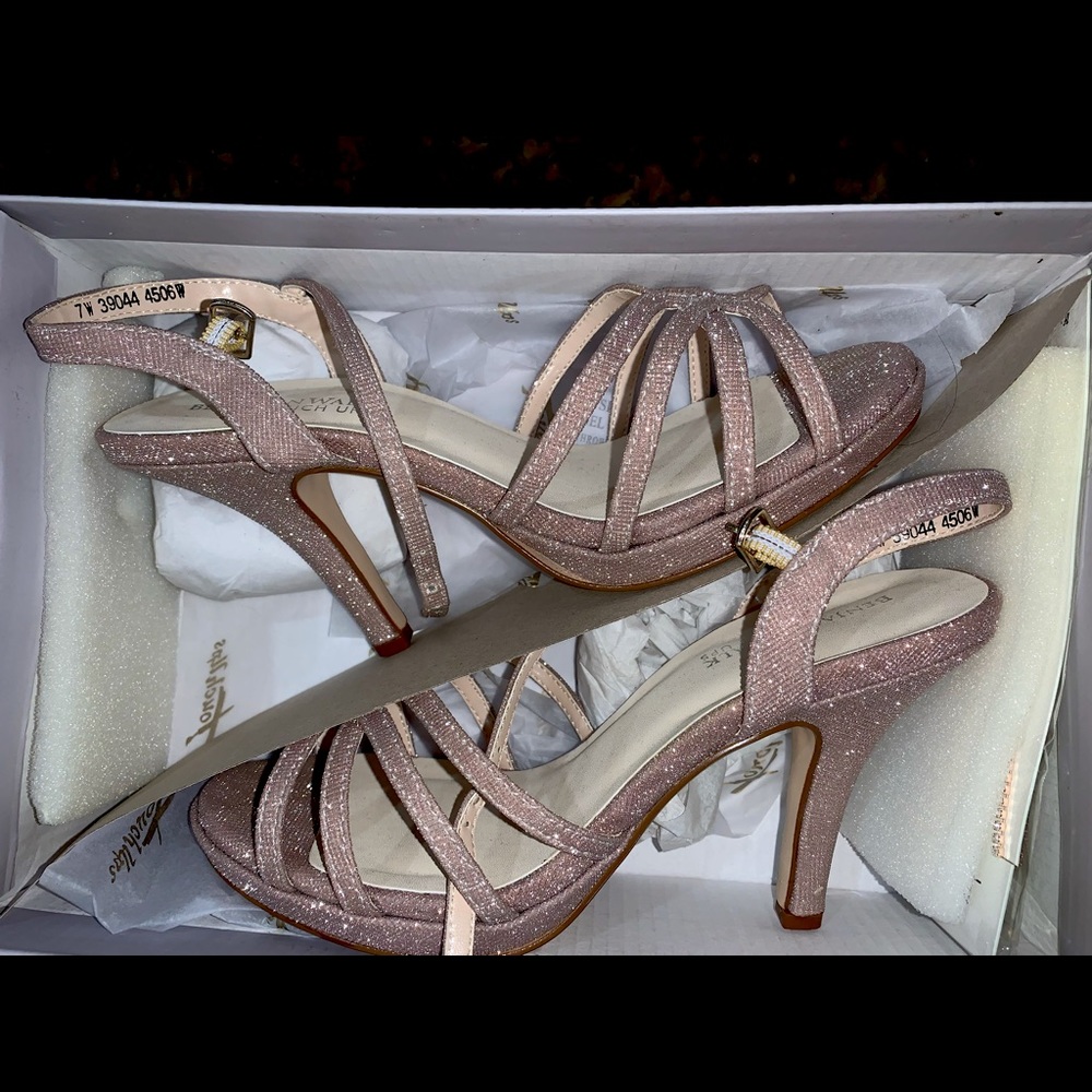 benjamin walk heels. size 7. Champagne color size 7